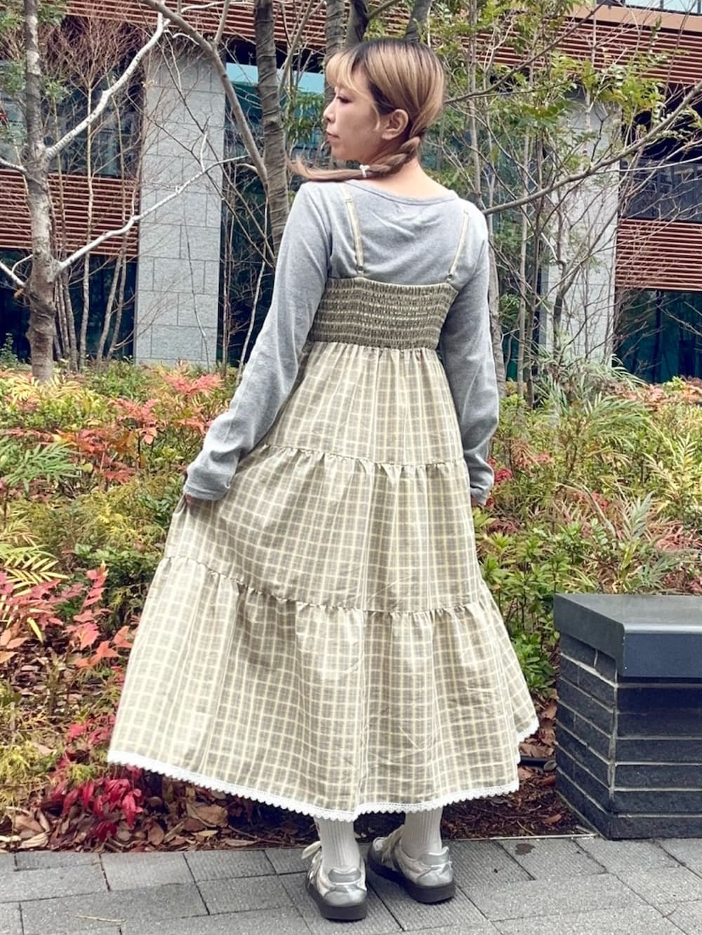 イエロー系のワンピース、グレー系のカーディガン/ボレロを着用したレディースの冬コーディネートの3枚目の写真