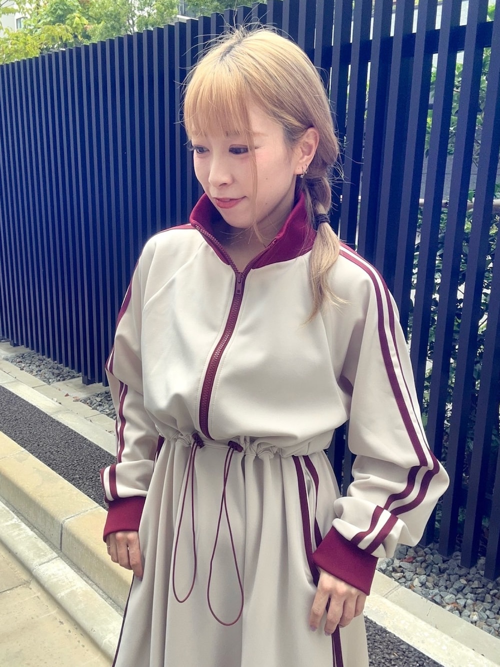 ベージュ系のワンピースを着用したレディースの秋コーディネートの3枚目の写真