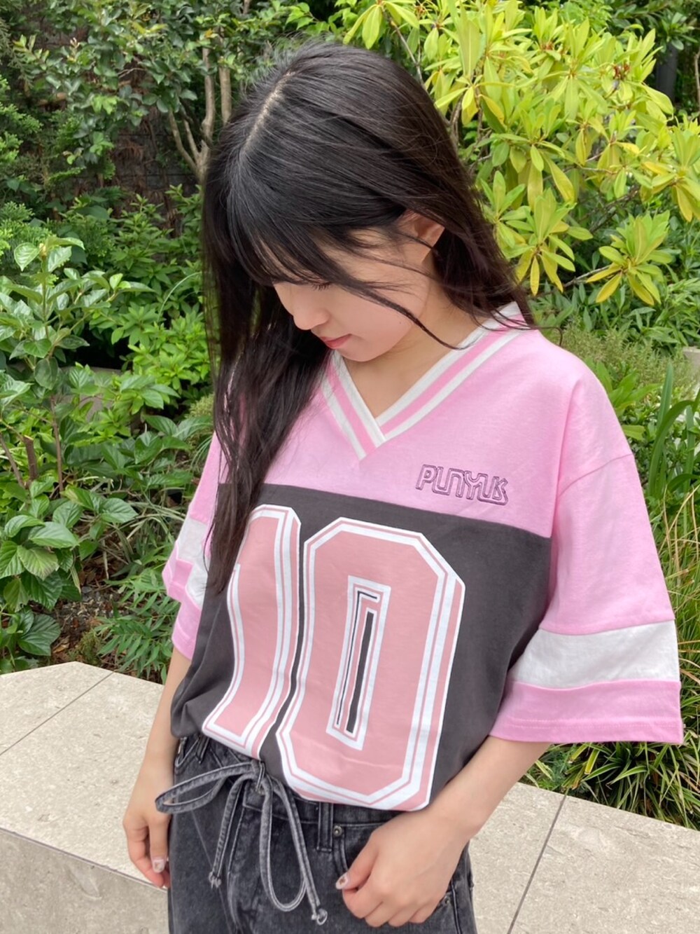 ブラック系のデニムパンツ、ピンク系のTシャツ/カットソーを着用したレディースの夏コーディネートの4枚目の写真