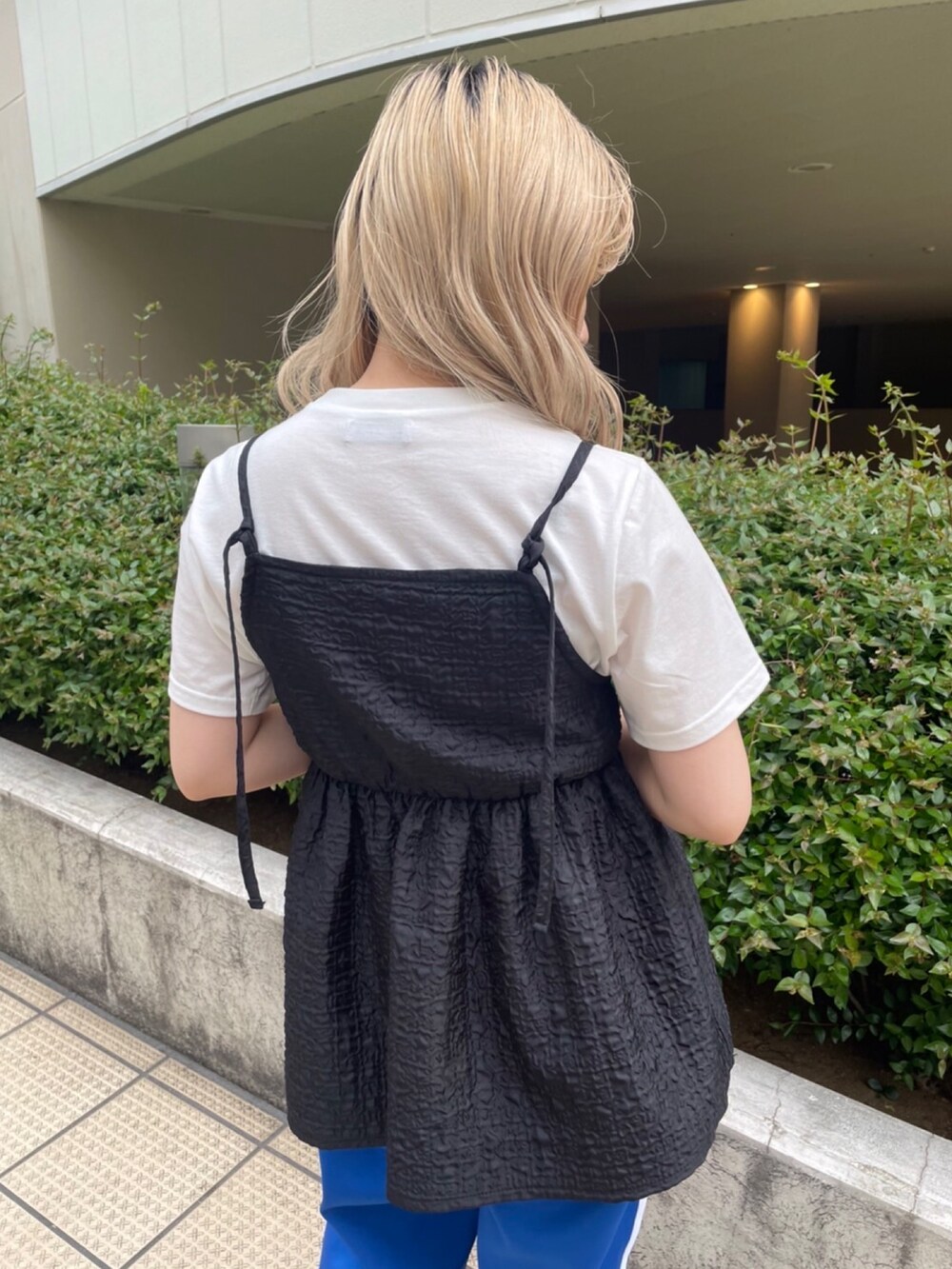 ホワイト系のTシャツ/カットソー、ブラック系のキャミソール、ブルー系のその他パンツを着用したレディースの春コーディネートの5枚目の写真