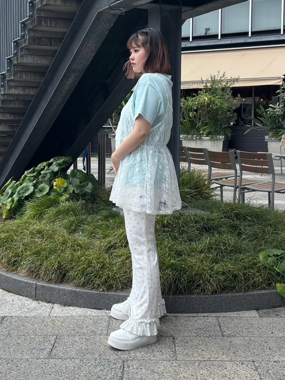 ホワイト系のその他パンツ、ホワイト系のチュニック、ブルー系のTシャツ/カットソーを着用したレディースの夏コーディネートの2枚目の写真