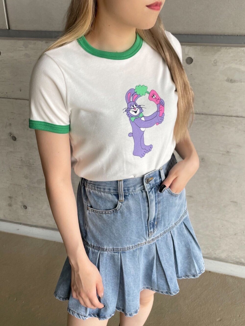 ホワイト系のTシャツ/カットソー、ブルー系のデニムスカートを着用したレディースの夏コーディネートの2枚目の写真
