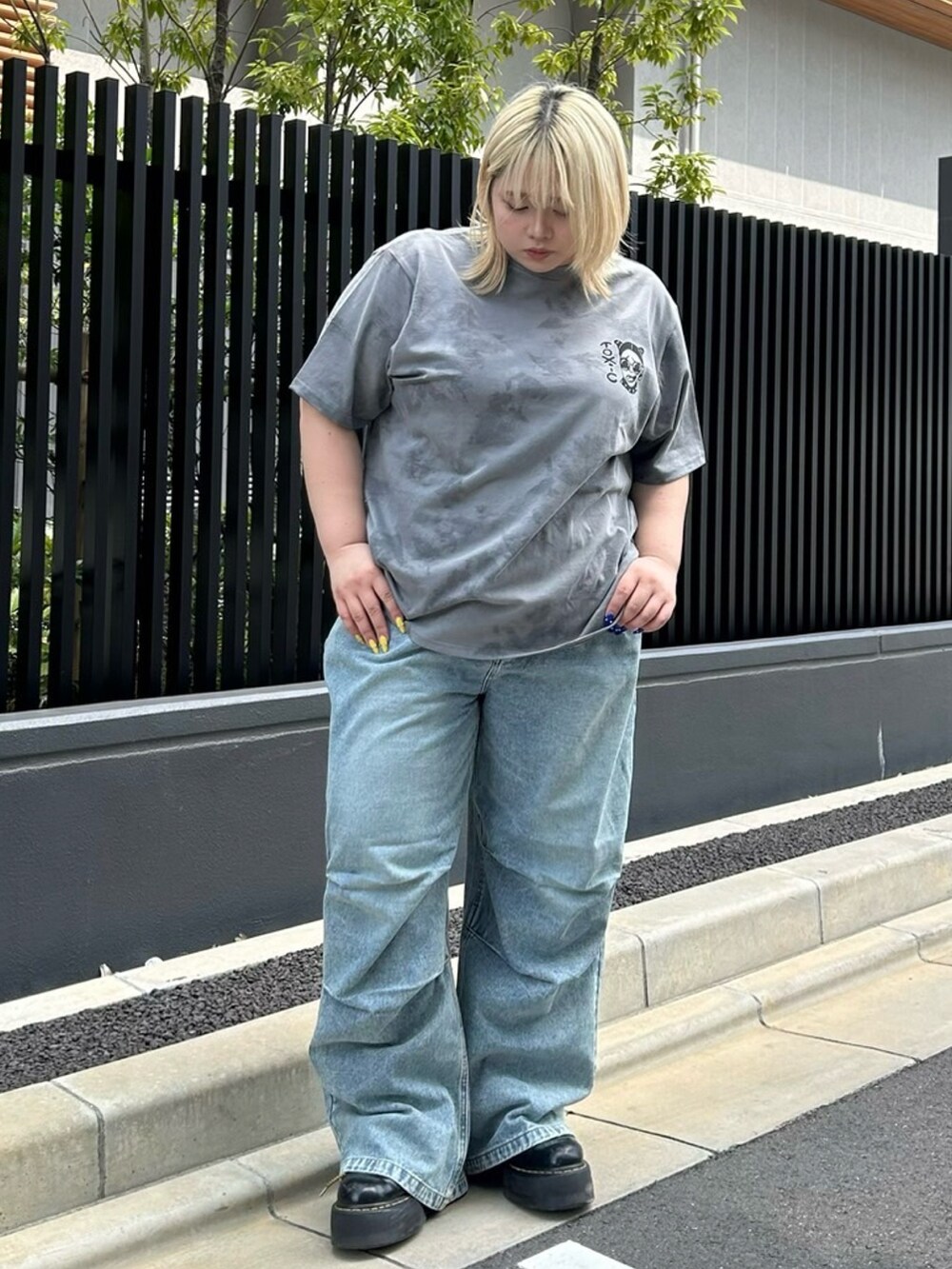 ブルー系のデニムパンツ、ブラック系のTシャツ/カットソーを着用したレディースの秋コーディネートの3枚目の写真