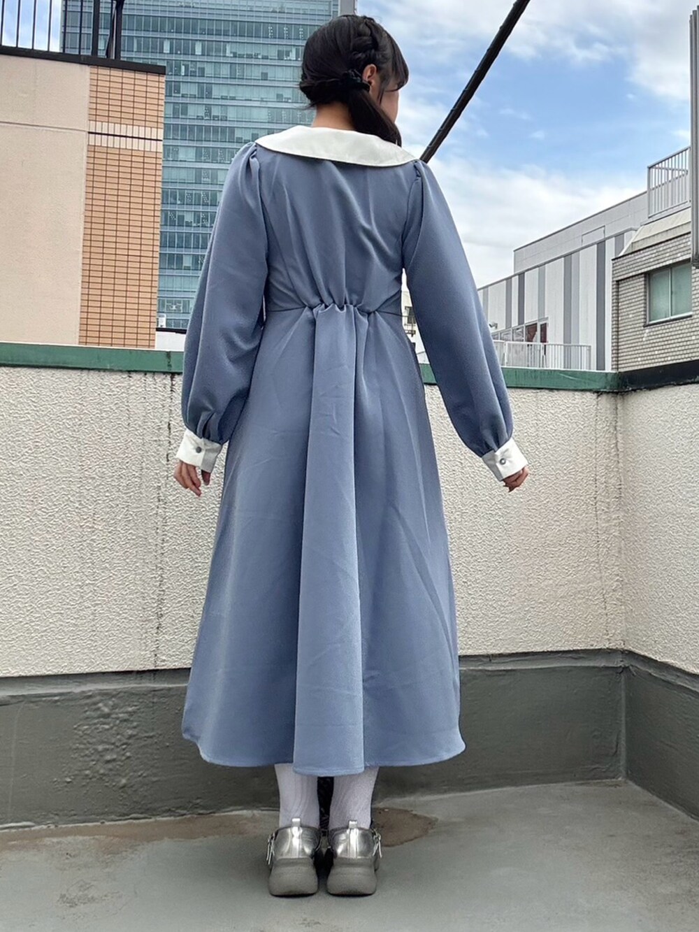 ブルー系のワンピースを着用したレディースの冬コーディネートの3枚目の写真