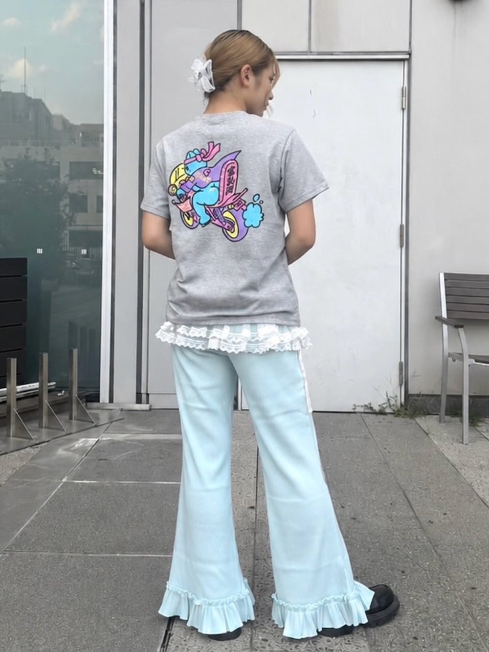 ブルー系のその他パンツ、グレー系のTシャツ/カットソー、ホワイト系のスカートを着用したレディースの夏コーディネートの3枚目の写真