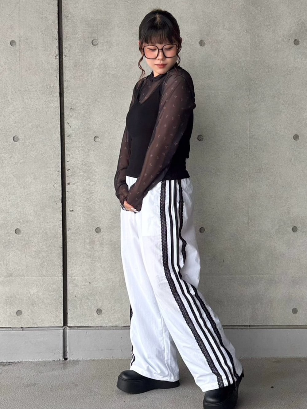 ホワイト系のその他パンツ、ブラック系のTシャツ/カットソーを着用したレディースの秋コーディネートの2枚目の写真