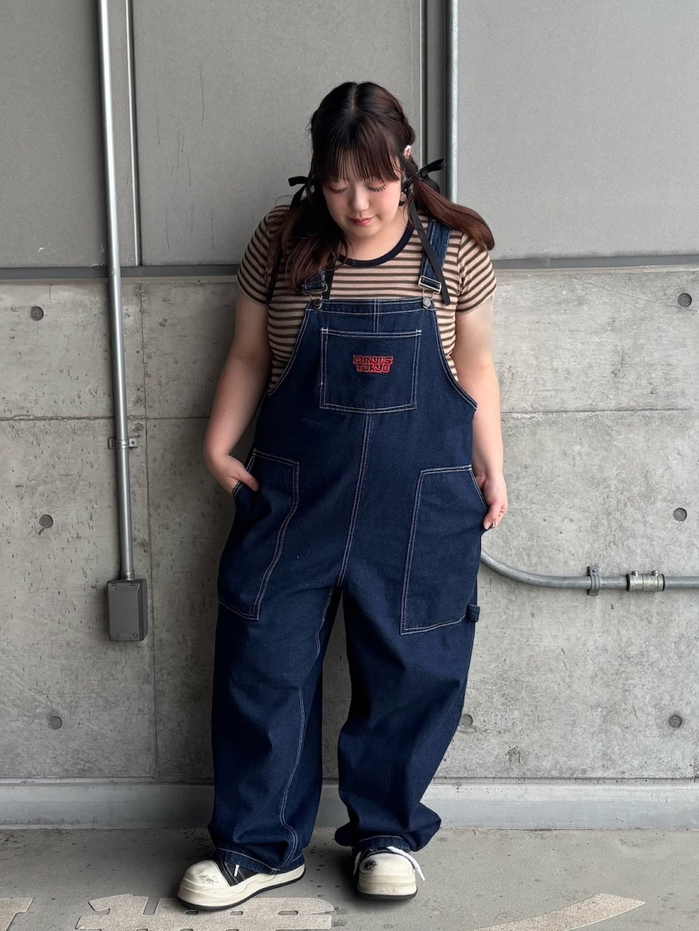 ブルー系のサロペット/オーバーオール、ブラウン系のTシャツ/カットソーを着用したレディースの夏コーディネートの2枚目の写真