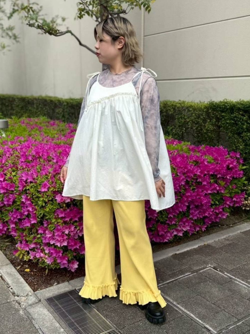 イエロー系のその他パンツ、ホワイト系のワンピース、グレー系のTシャツ/カットソーを着用したレディースの春コーディネートの2枚目の写真