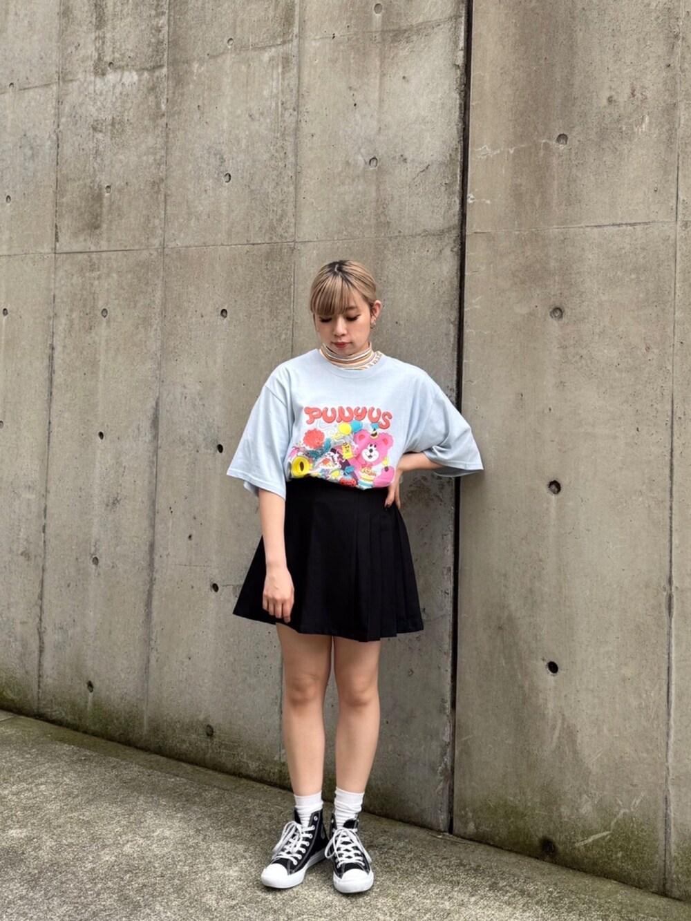 ホワイト系のTシャツ/カットソー、オレンジ系のTシャツ/カットソーを着用したレディースの春コーディネートの2枚目の写真