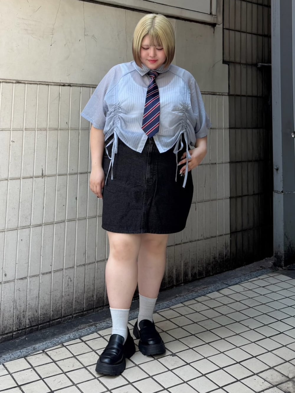 ブラック系のデニムスカート、ブルー系のシャツ/ブラウス、ブルー系のネクタイを着用したレディースの夏コーディネートの2枚目の写真