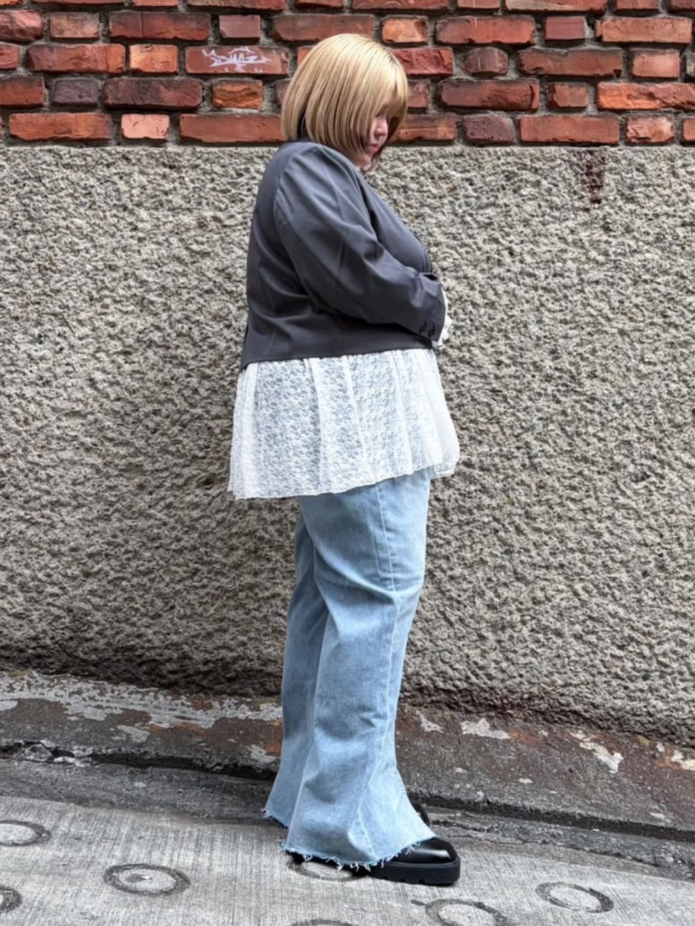 ブルー系のデニムパンツ、ホワイト系のTシャツ/カットソー、グレー系のテーラードジャケットを着用したレディースの春コーディネートの3枚目の写真