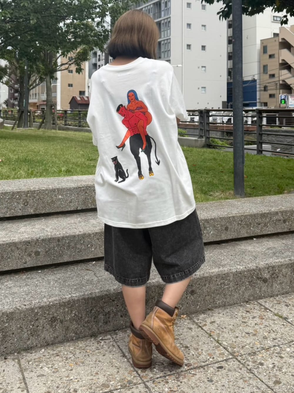 ホワイト系のTシャツ/カットソー、ブラック系のデニムパンツを着用したレディースの夏コーディネートの4枚目の写真