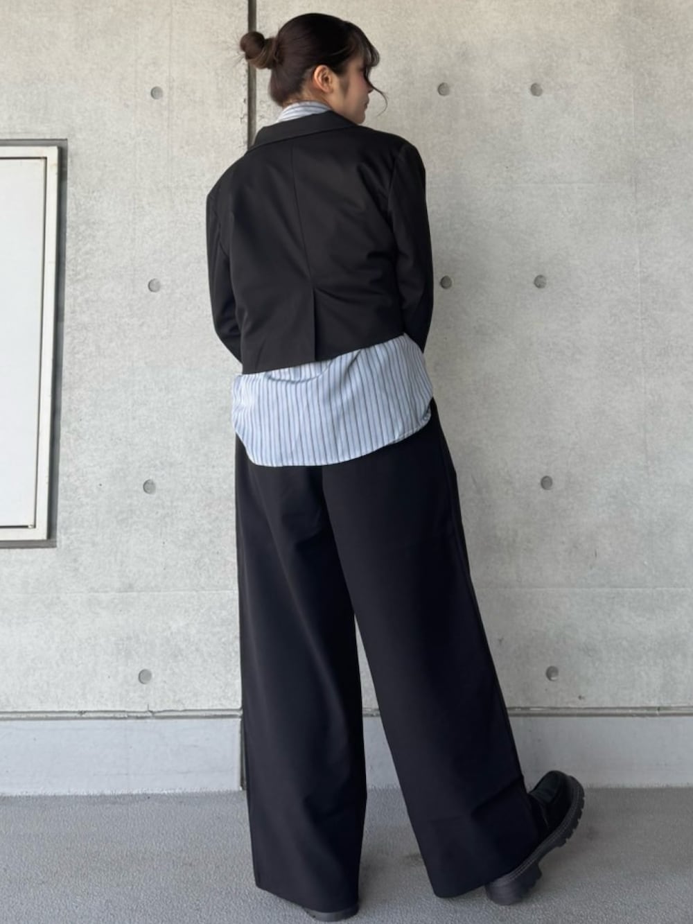 ブラック系のその他パンツ、ブラック系のテーラードジャケット、ブルー系のシャツ/ブラウスを着用したレディースの冬コーディネートの4枚目の写真