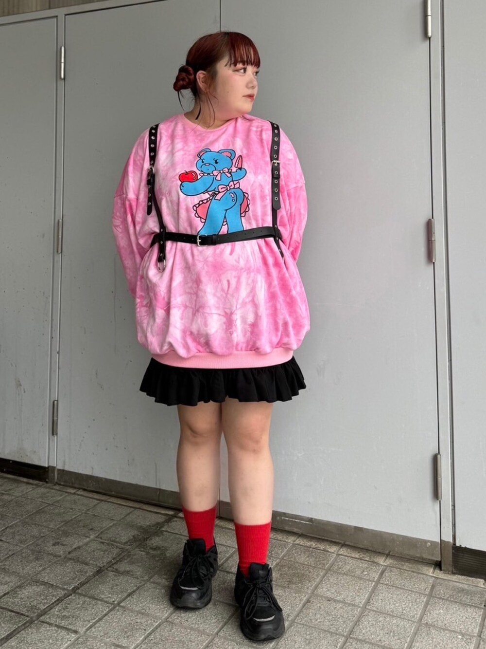 ピンク系のスウェット、ブラック系のスカート、ブラック系のベルトを着用したレディースの秋コーディネートの4枚目の写真