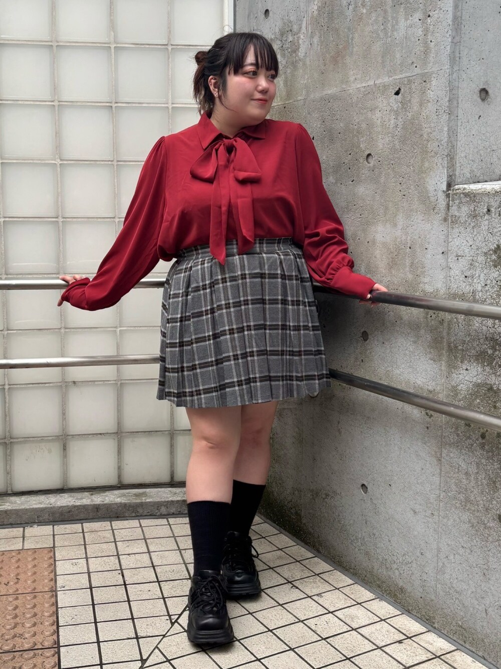 グレー系のスカート、レッド系のシャツ/ブラウスを着用したレディースの秋コーディネートの3枚目の写真