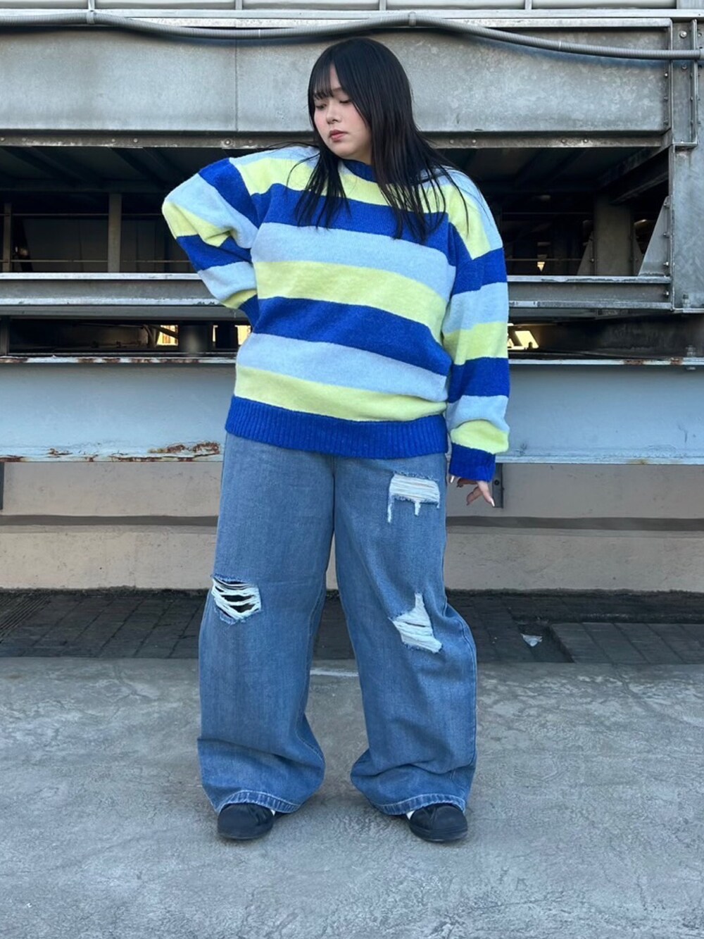 ブルー系のニット/セーター、グレー系のニット/セーター、グレー系のスカートを着用したレディースの秋コーディネートの3枚目の写真