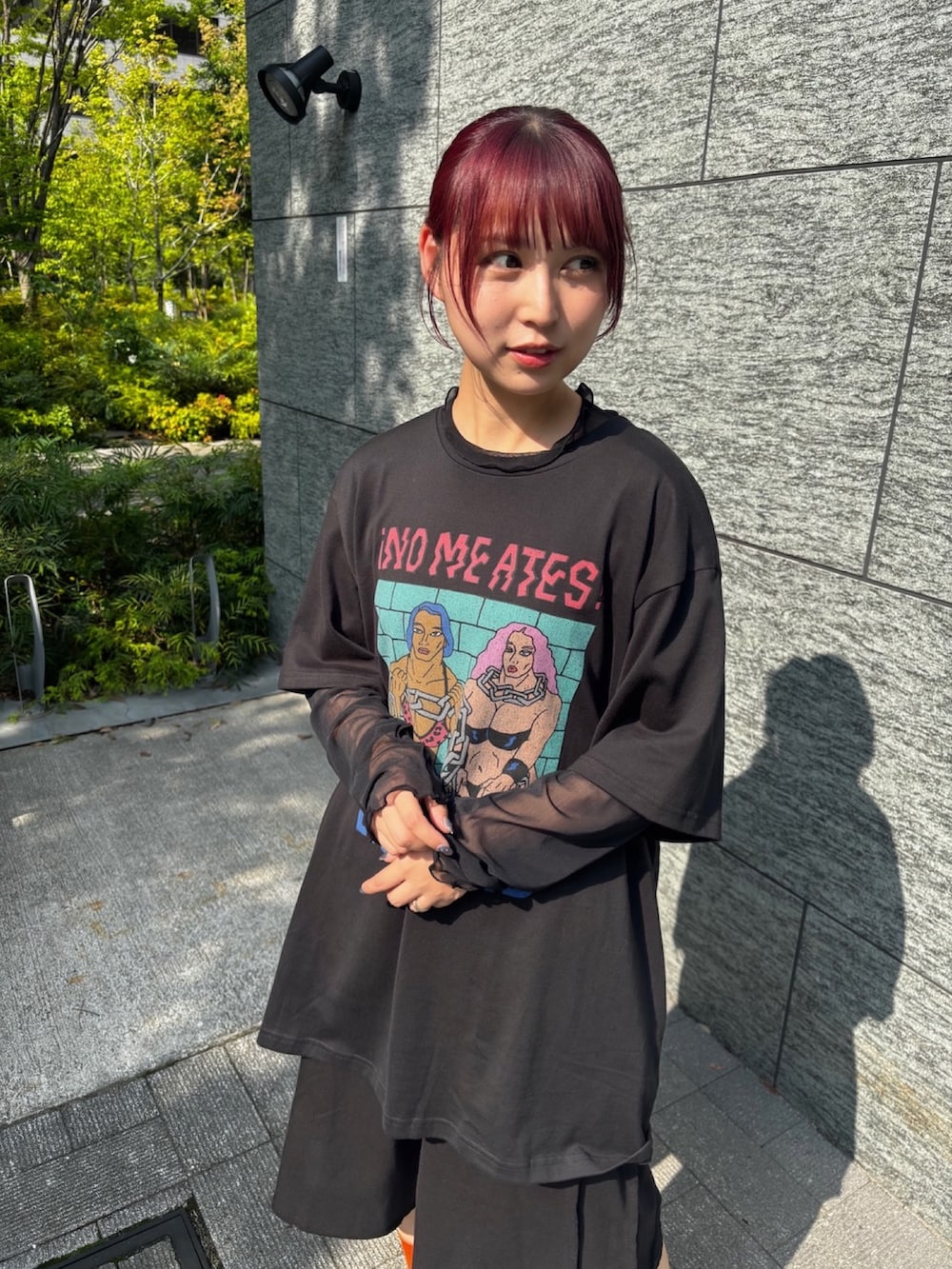 ブラック系のスウェットパンツ、ブラック系のTシャツ/カットソー、ブラック系のTシャツ/カットソーを着用したレディースの夏コーディネートの2枚目の写真