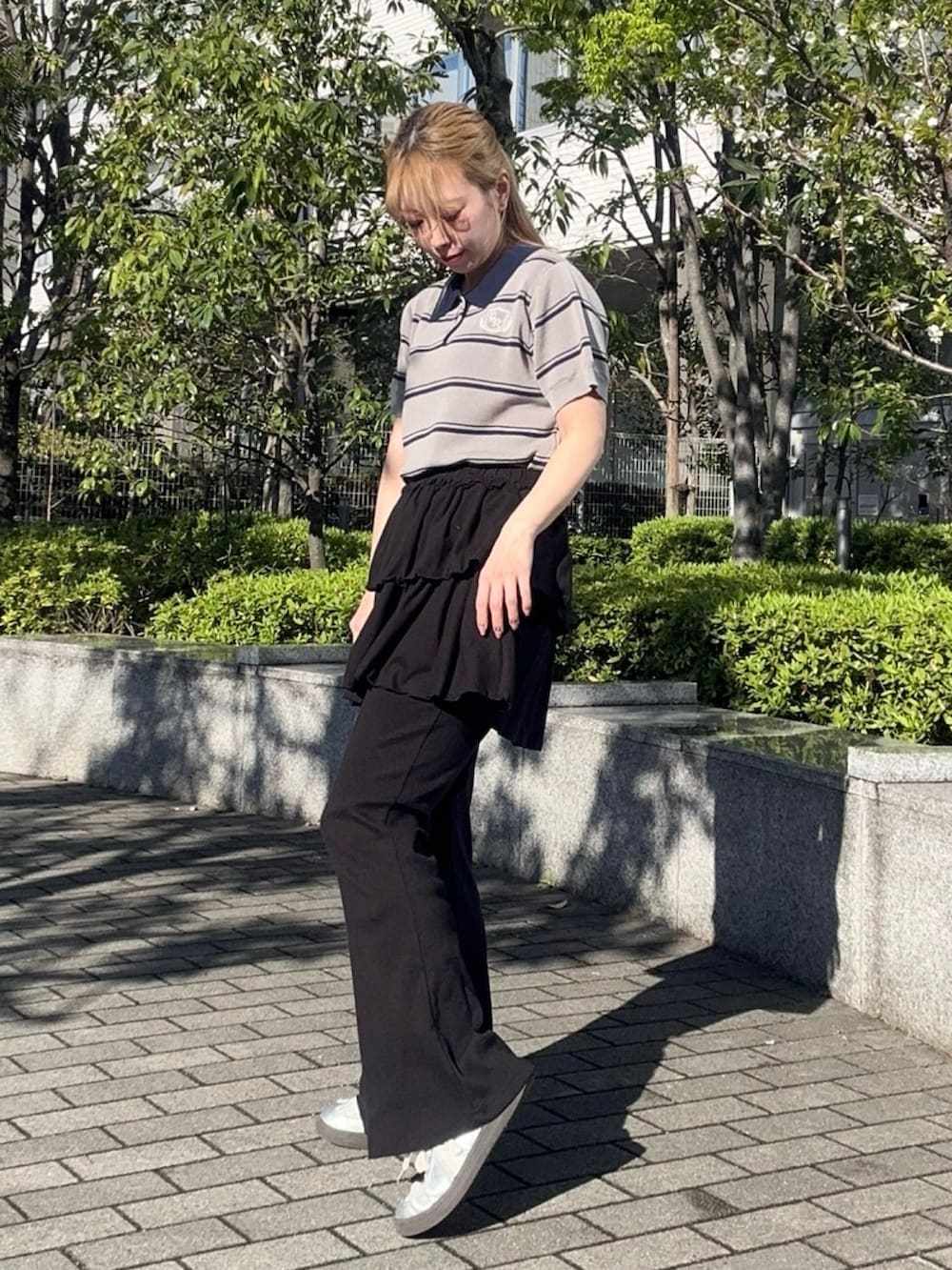 ブラック系のその他パンツ、グレー系のポロシャツを着用したレディースの春コーディネートの4枚目の写真