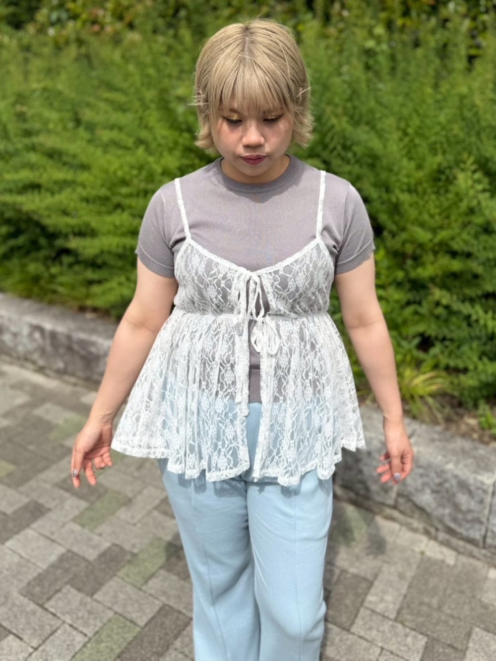 ホワイト系のチュニック、グレー系のニット/セーター、ブルー系のその他パンツを着用したレディースの夏コーディネートの7枚目の写真