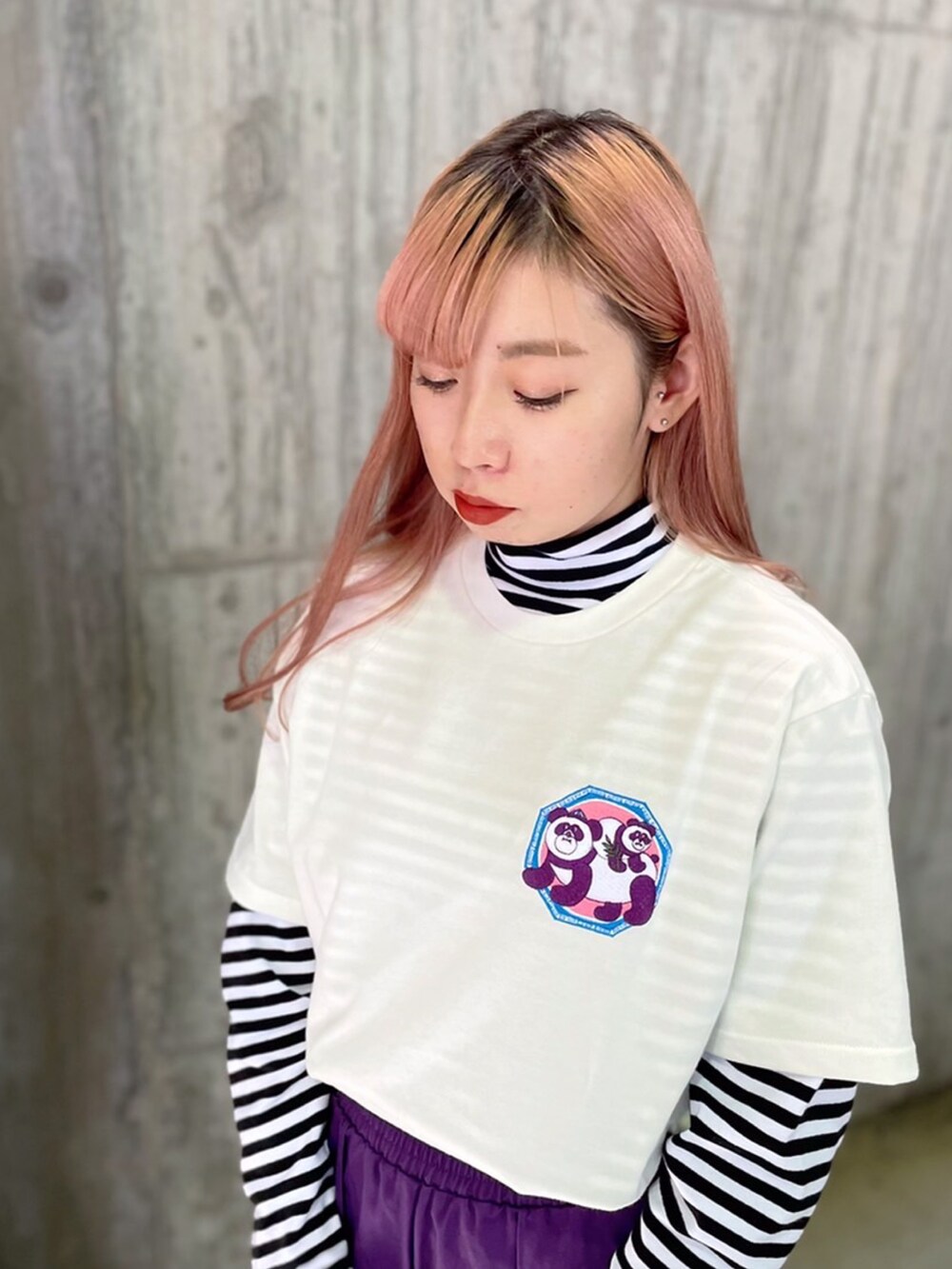 ホワイト系のTシャツ/カットソー、ホワイト系のTシャツ/カットソー、パープル系のその他パンツを着用したレディースの冬コーディネートの2枚目の写真