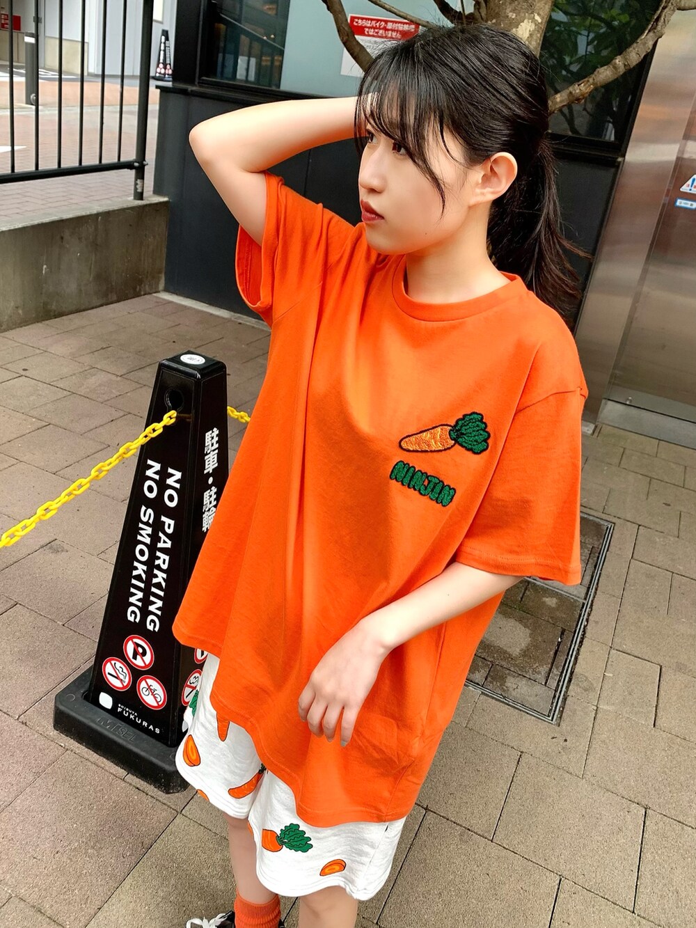 オレンジ系のTシャツ/カットソー、オレンジ系のスウェットパンツを着用したレディースの春コーディネートの2枚目の写真