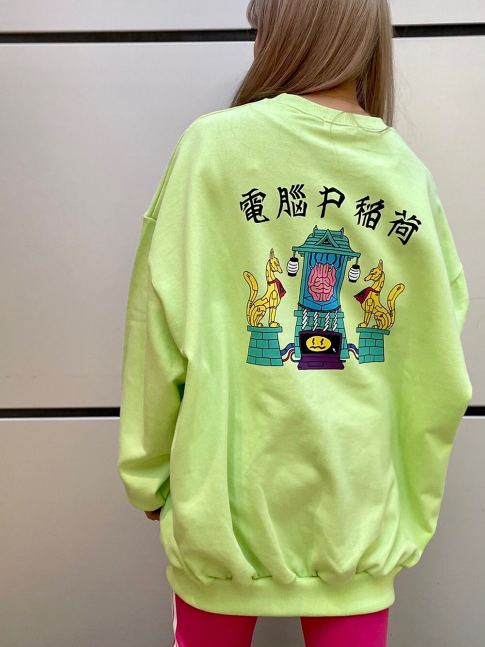 グリーン系のスウェット、ピンク系のレギンス/スパッツを着用したレディースの春コーディネートの3枚目の写真