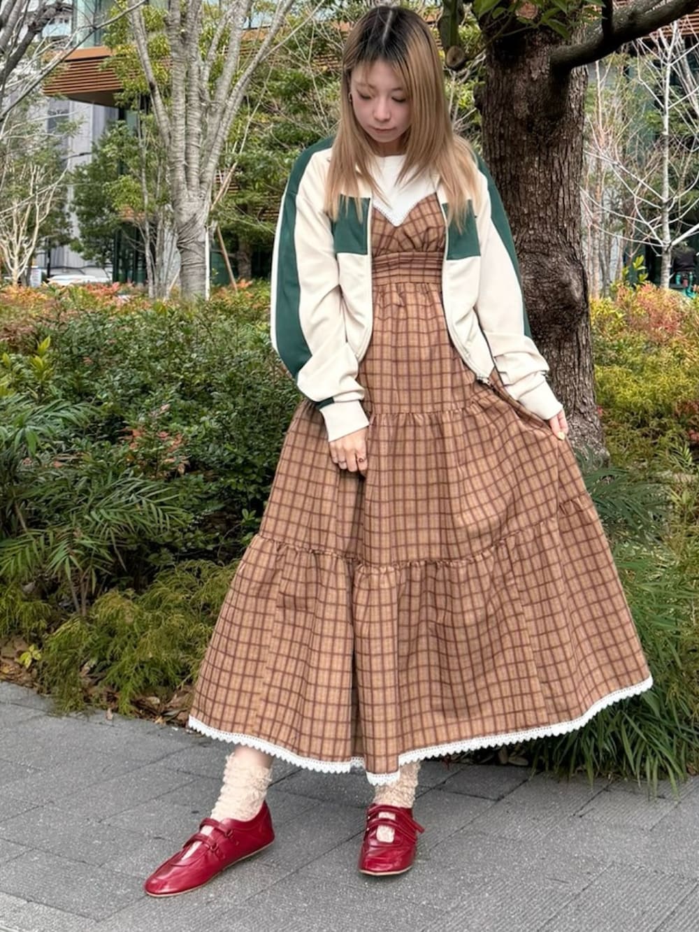 ブラウン系のワンピース、ホワイト系のジャージを着用したレディースの春コーディネートの6枚目の写真