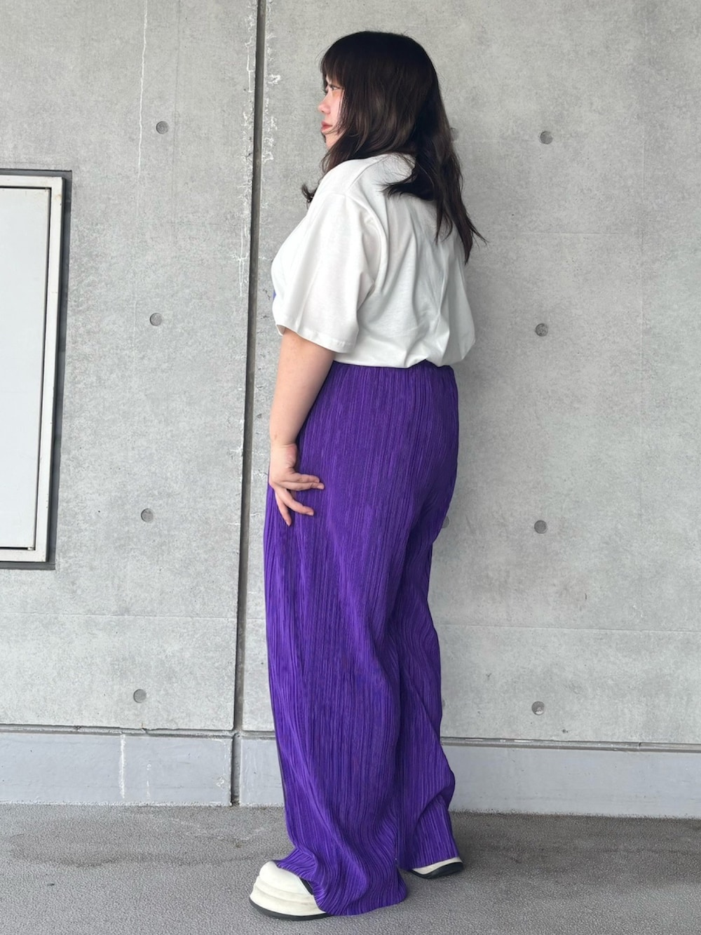 パープル系のその他パンツ、ホワイト系のTシャツ/カットソーを着用したレディースの春コーディネートの3枚目の写真