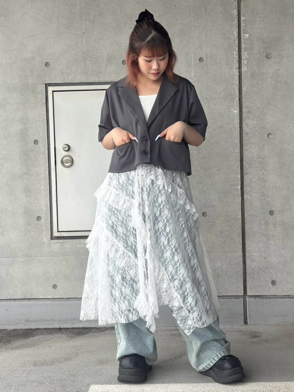 ホワイト系のスカート、ブルー系のデニムパンツ、グレー系のテーラードジャケットを着用したレディースの夏コーディネートの2枚目の写真