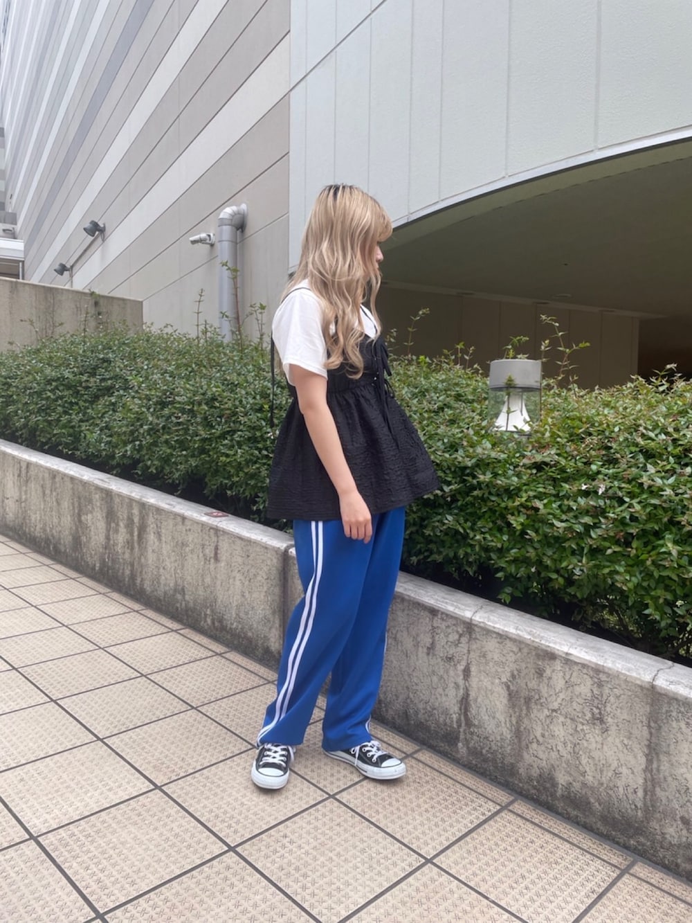 ホワイト系のTシャツ/カットソー、ブラック系のキャミソール、ブルー系のその他パンツを着用したレディースの春コーディネートの2枚目の写真