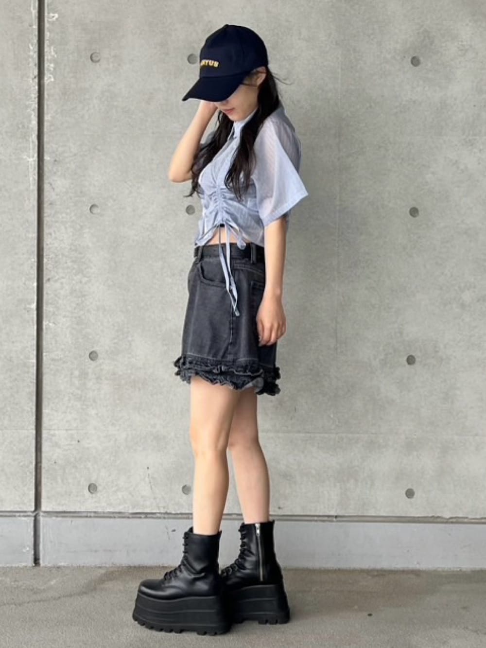 ブルー系のシャツ/ブラウス、ブラック系のデニムスカート、ブルー系のキャップを着用したレディースの夏コーディネートの4枚目の写真
