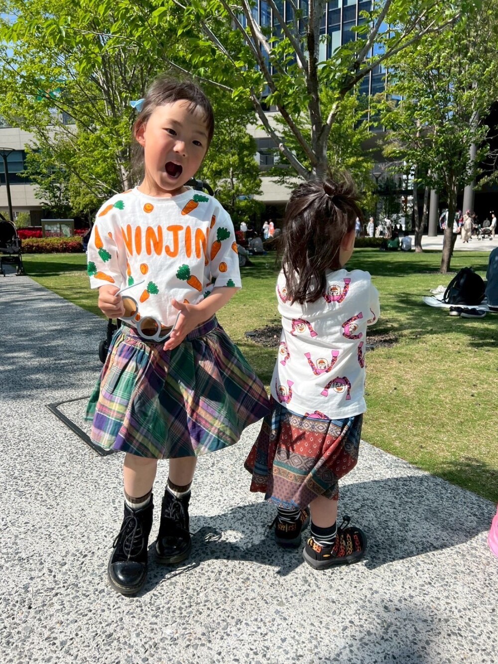 オレンジ系のTシャツ/カットソー、ピンク系のTシャツ/カットソーを着用したレディースの春コーディネートの2枚目の写真