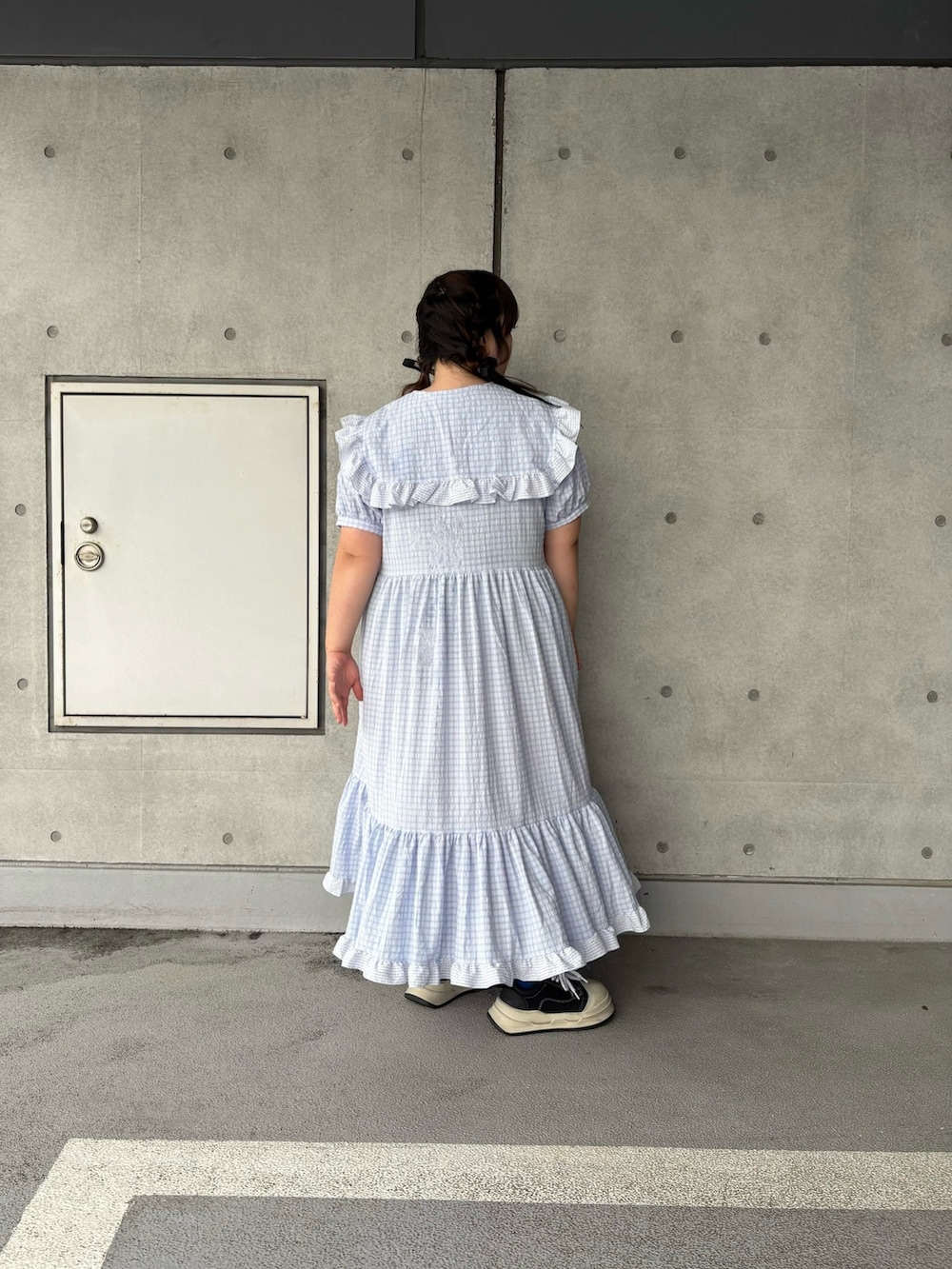 ブルー系のワンピースを着用したレディースの夏コーディネートの3枚目の写真