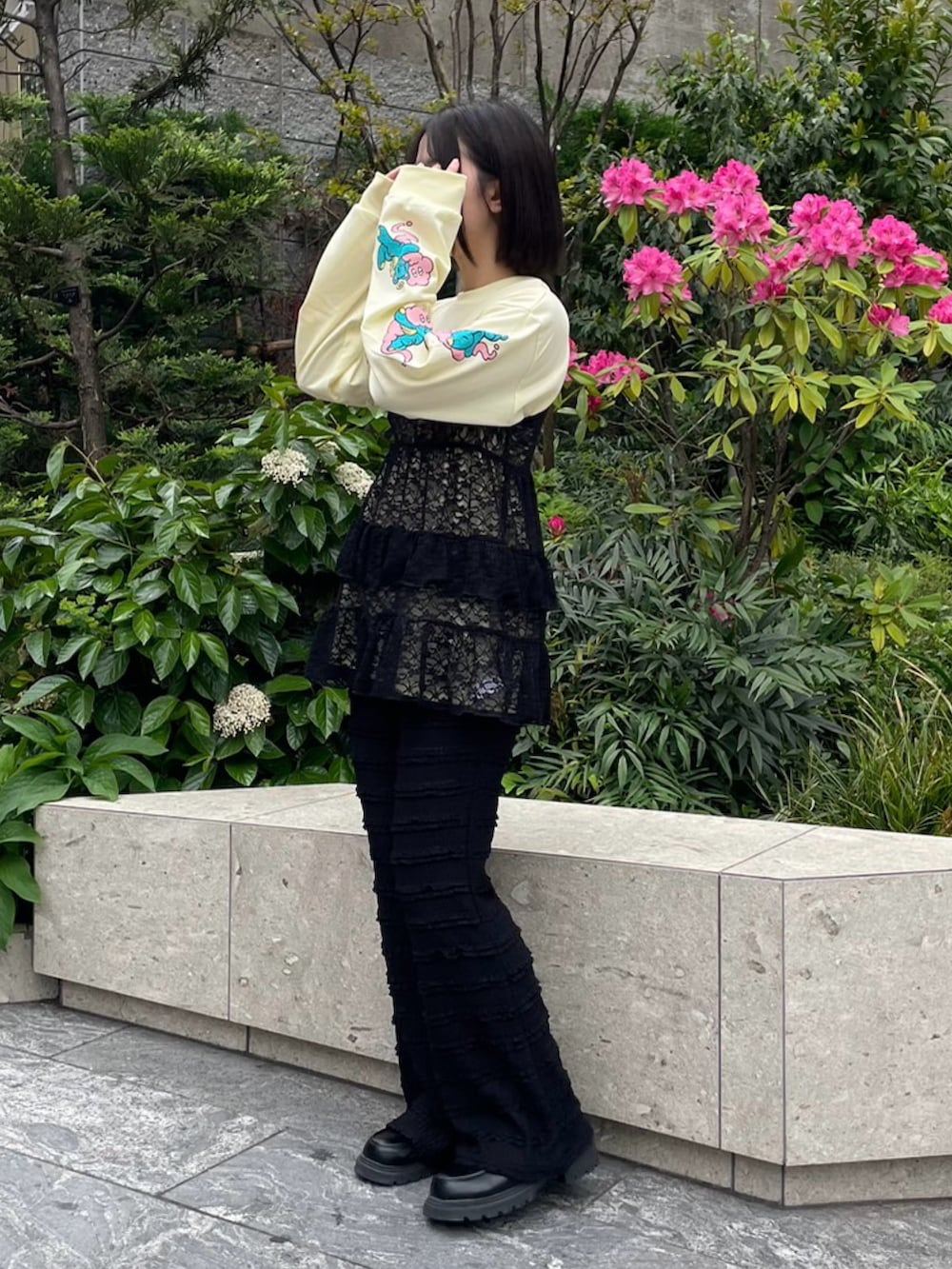 ブラック系のその他パンツ、ブラック系のワンピース、イエロー系のTシャツ/カットソーを着用したレディースの春コーディネートの3枚目の写真