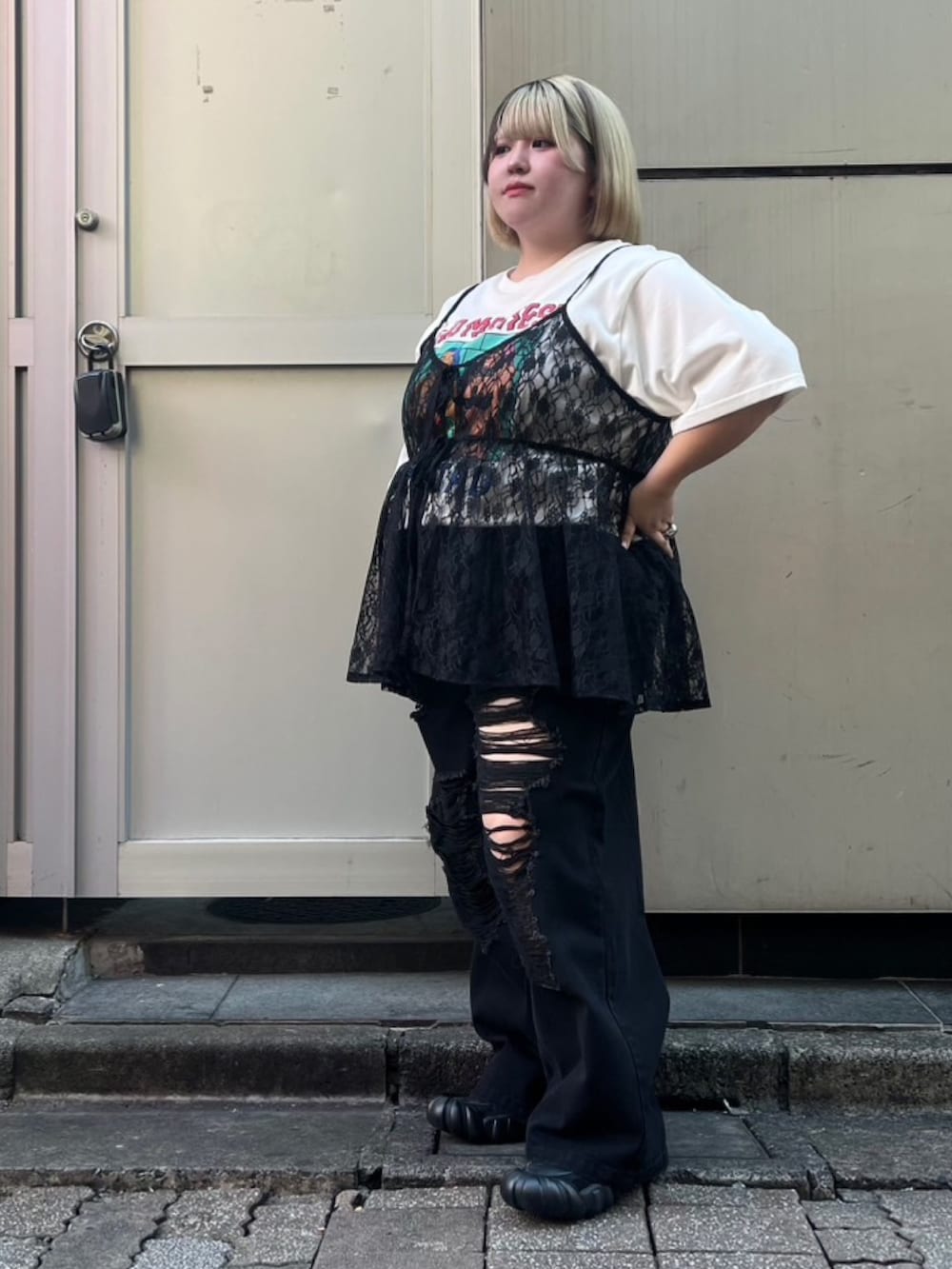 ブラック系のデニムパンツ、ホワイト系のTシャツ/カットソー、ブラック系のキャミソールを着用したレディースの夏コーディネートの2枚目の写真