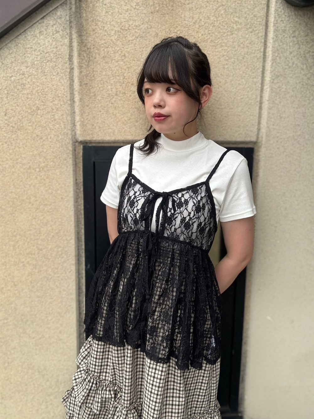 ベージュ系のスカート、ブラック系のチュニック、ホワイト系のTシャツ/カットソーを着用したレディースの夏コーディネートの7枚目の写真