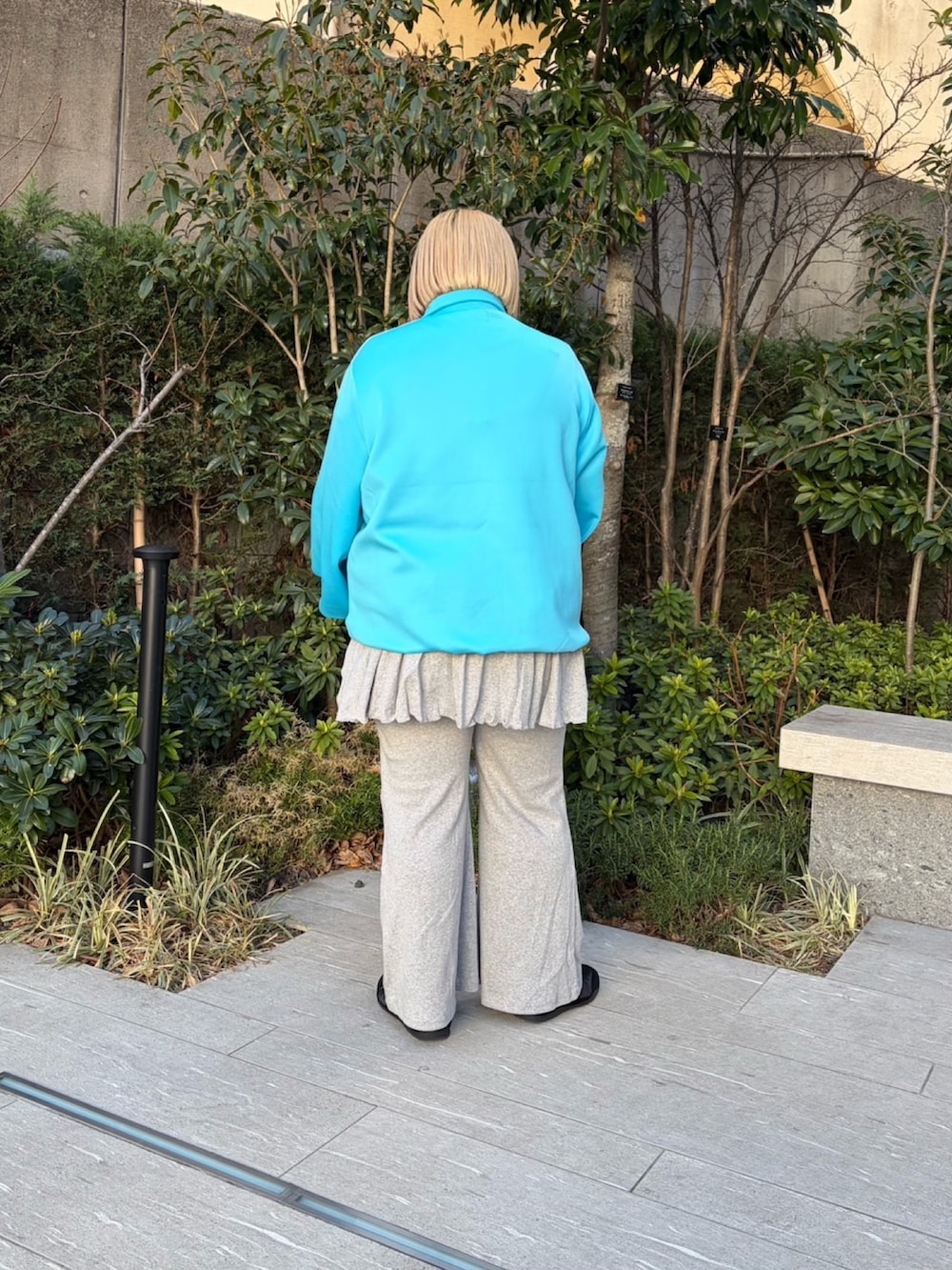 ブルー系のジャージ、グレー系のその他パンツを着用したレディースの春コーディネートの4枚目の写真