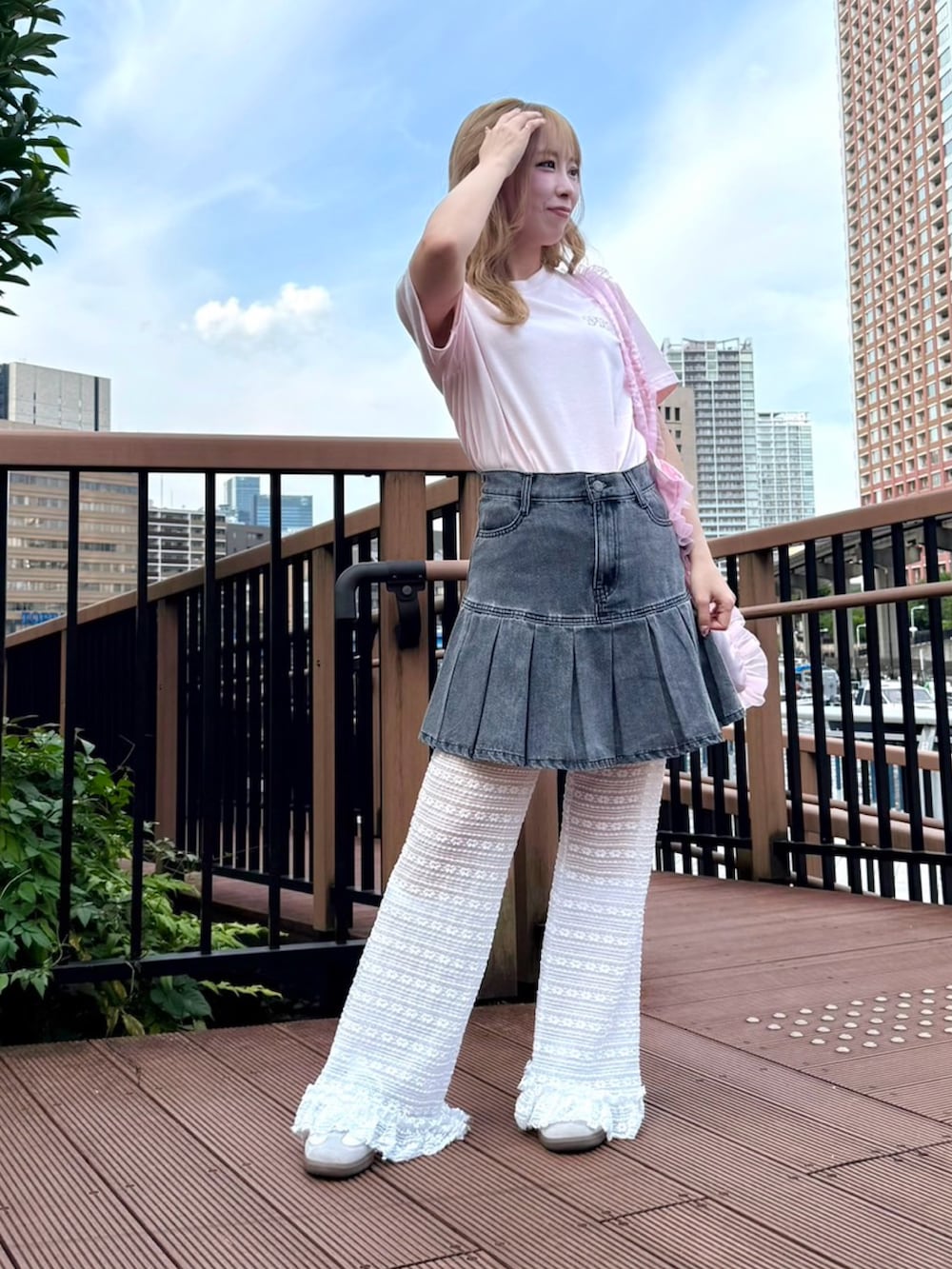 ブルー系のデニムスカート、ホワイト系のその他パンツ、ピンク系のTシャツ/カットソーを着用したレディースの夏コーディネートの4枚目の写真