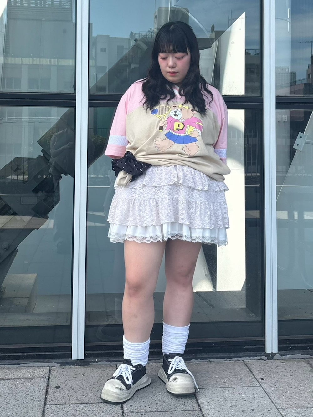 ピンク系のTシャツ/カットソー、ホワイト系のスカート、ホワイト系のワンピースを着用したレディースの夏コーディネートの4枚目の写真