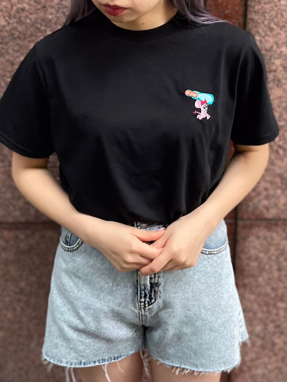 ブラック系のTシャツ/カットソー、ブルー系のデニムパンツを着用したレディースの春コーディネートの2枚目の写真