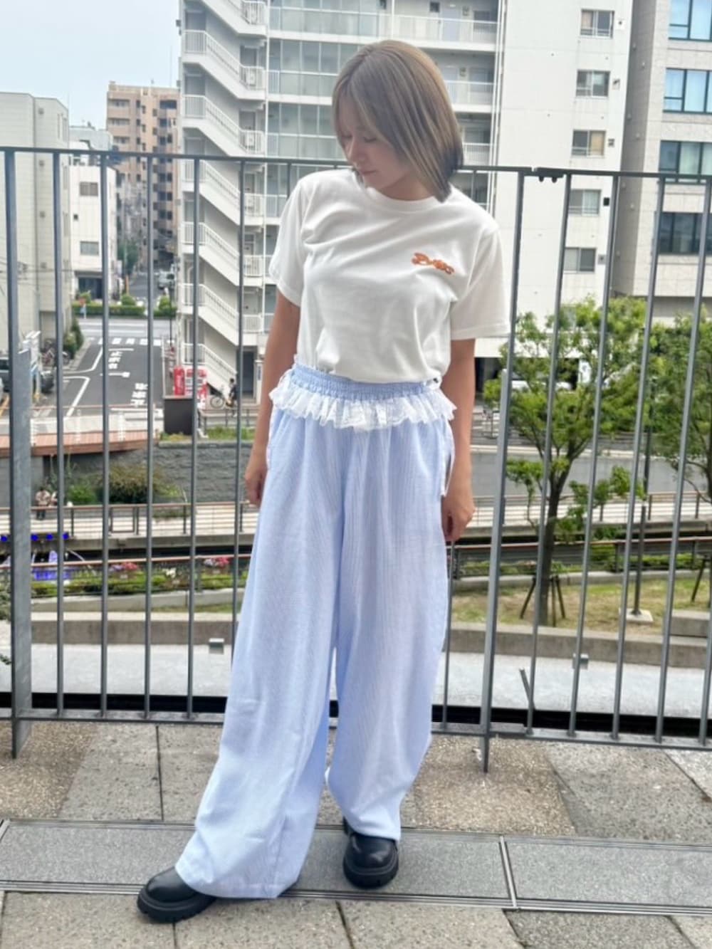 ブルー系のその他パンツ、ホワイト系のTシャツ/カットソーを着用したレディースの夏コーディネートの2枚目の写真