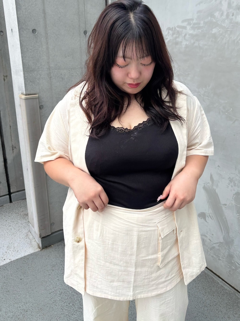 ホワイト系のその他パンツ、ホワイト系のテーラードジャケットを着用したレディースの夏コーディネートの5枚目の写真