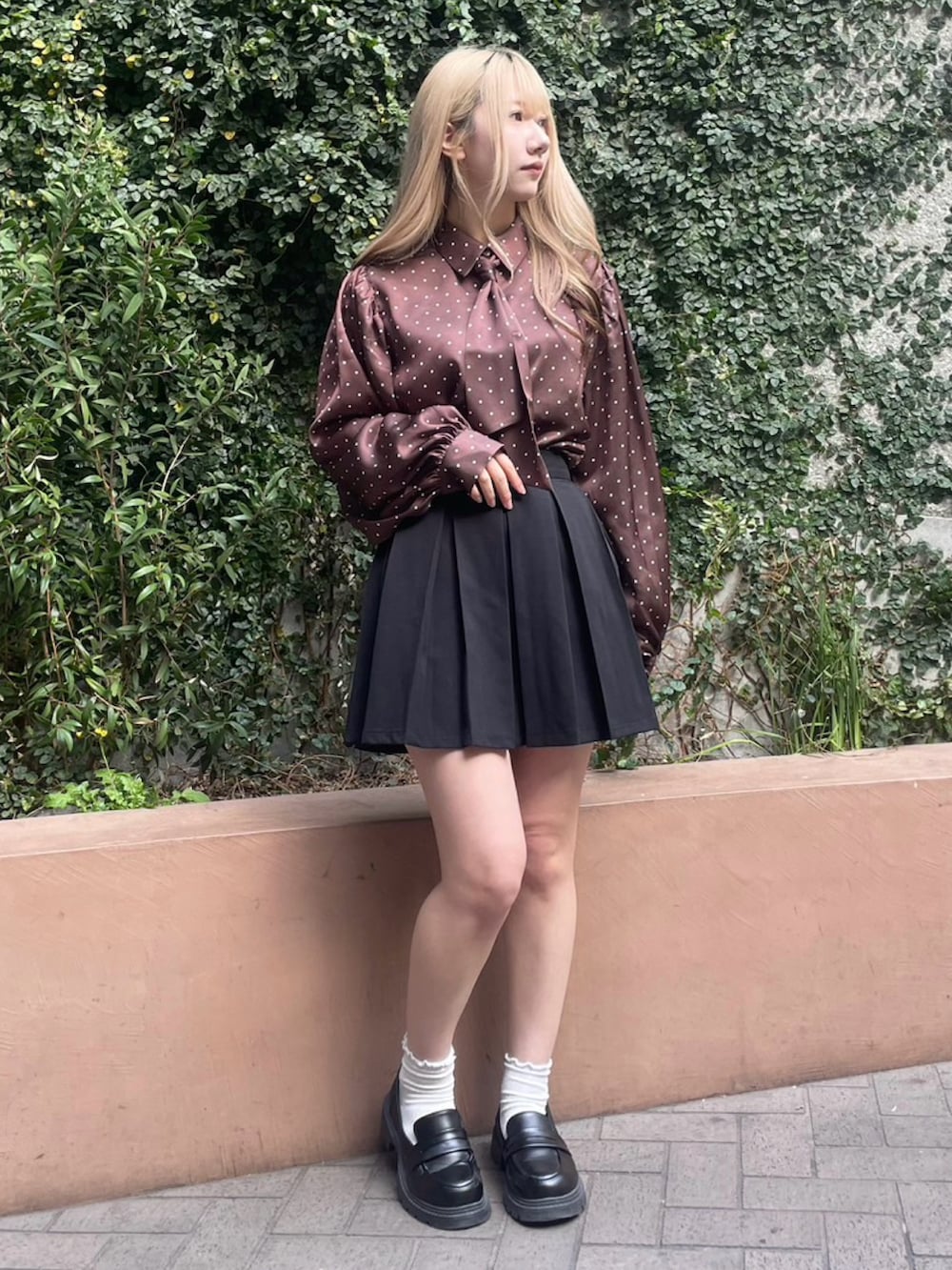 ブラウン系のシャツ/ブラウス、ブラック系のスカートを着用したレディースの春コーディネートの2枚目の写真