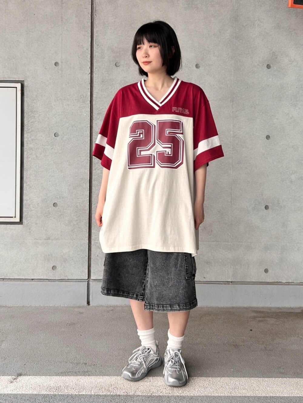 ブラック系のデニムパンツ、ブラック系のデニムパンツ、ブラック系のTシャツ/カットソーを着用したレディースの夏コーディネートの4枚目の写真