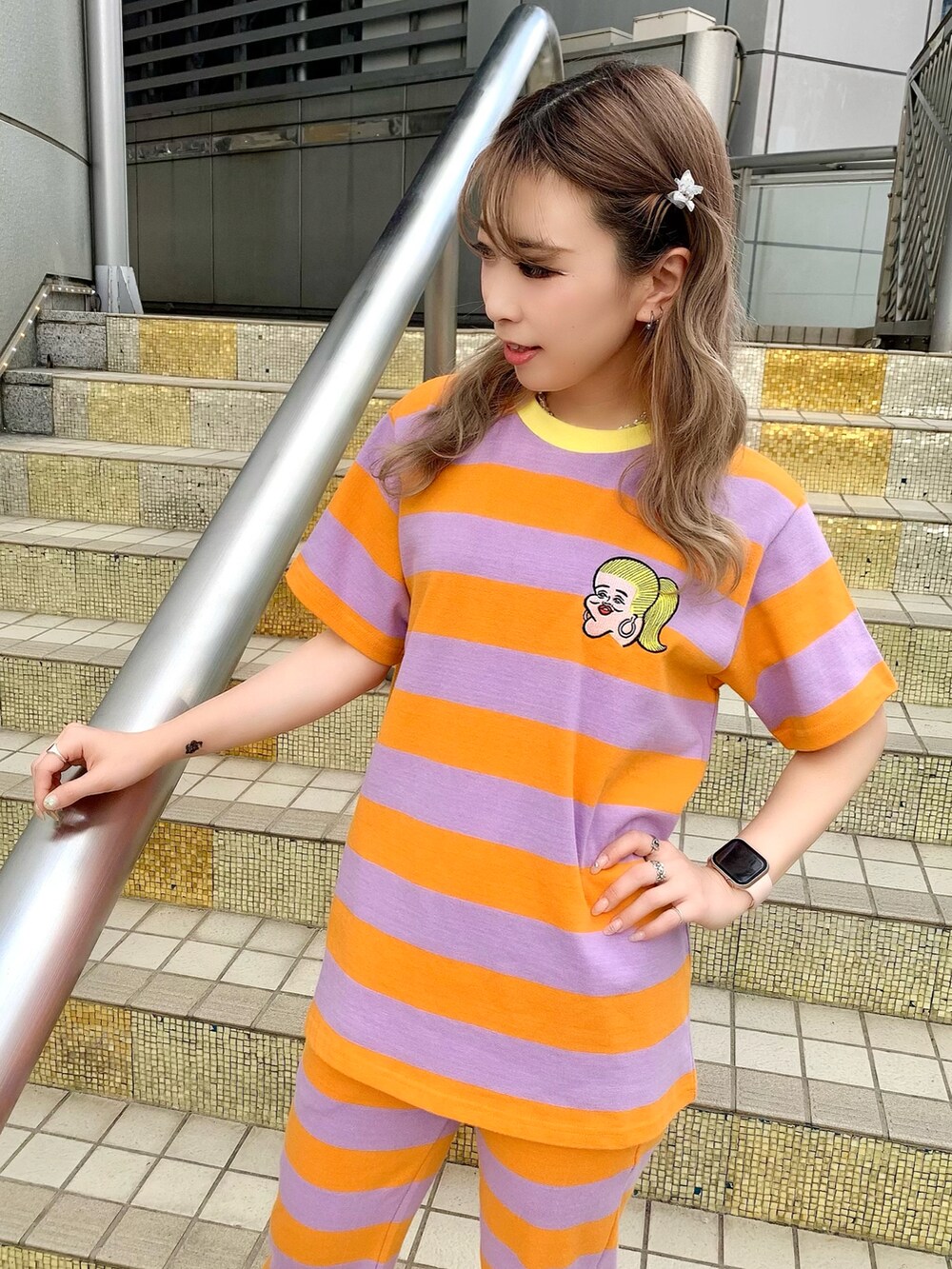 オレンジ系のTシャツ/カットソー、オレンジ系のスウェットパンツ、ブルー系のベストを着用したレディースの夏コーディネートの2枚目の写真