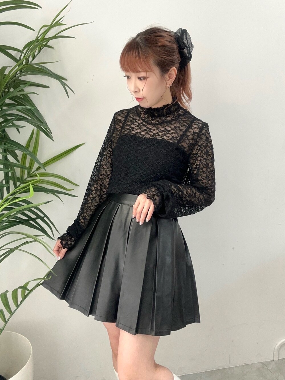 ブラック系のTシャツ/カットソー、ブラック系のスカートを着用したレディースの夏コーディネートの2枚目の写真