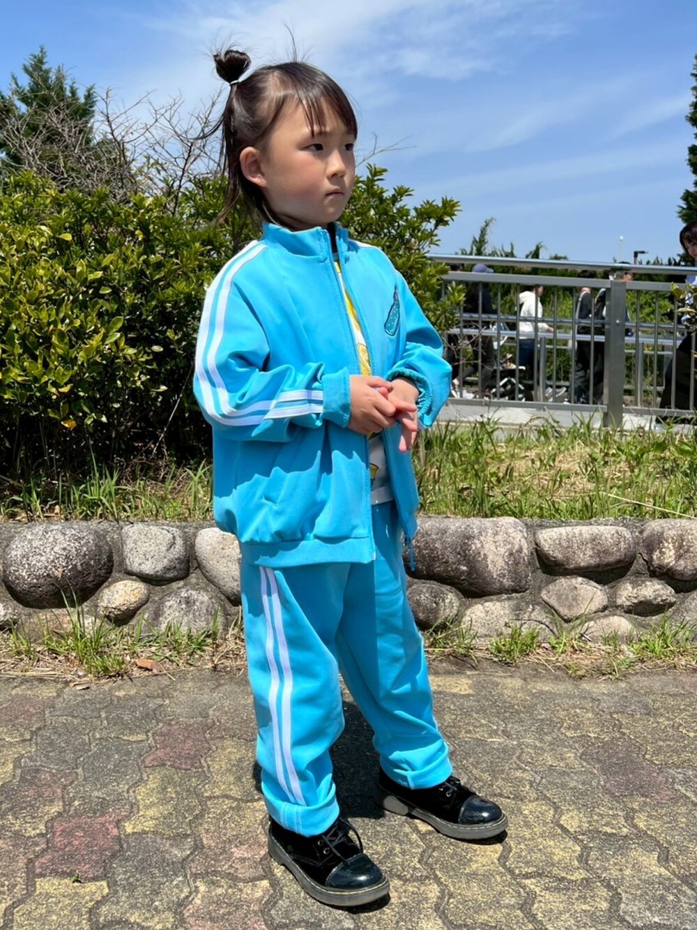 ブルー系のジャージ、ブルー系のその他パンツ、イエロー系のTシャツ/カットソーを着用したレディースの春コーディネートの2枚目の写真