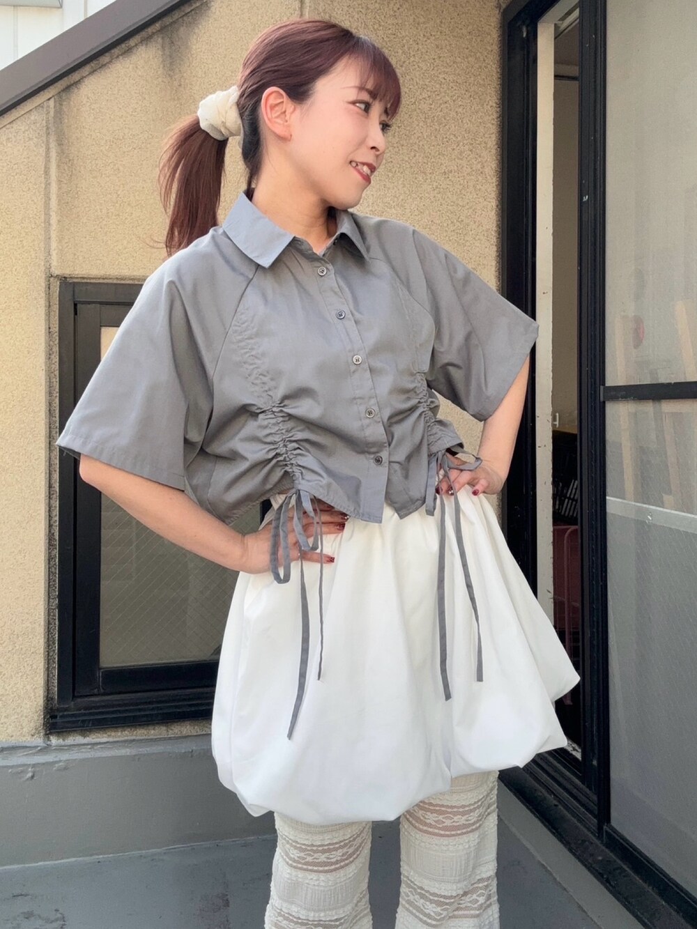 ホワイト系のその他パンツ、ホワイト系のスカート、グレー系のシャツ/ブラウスを着用したレディースの春コーディネートの3枚目の写真