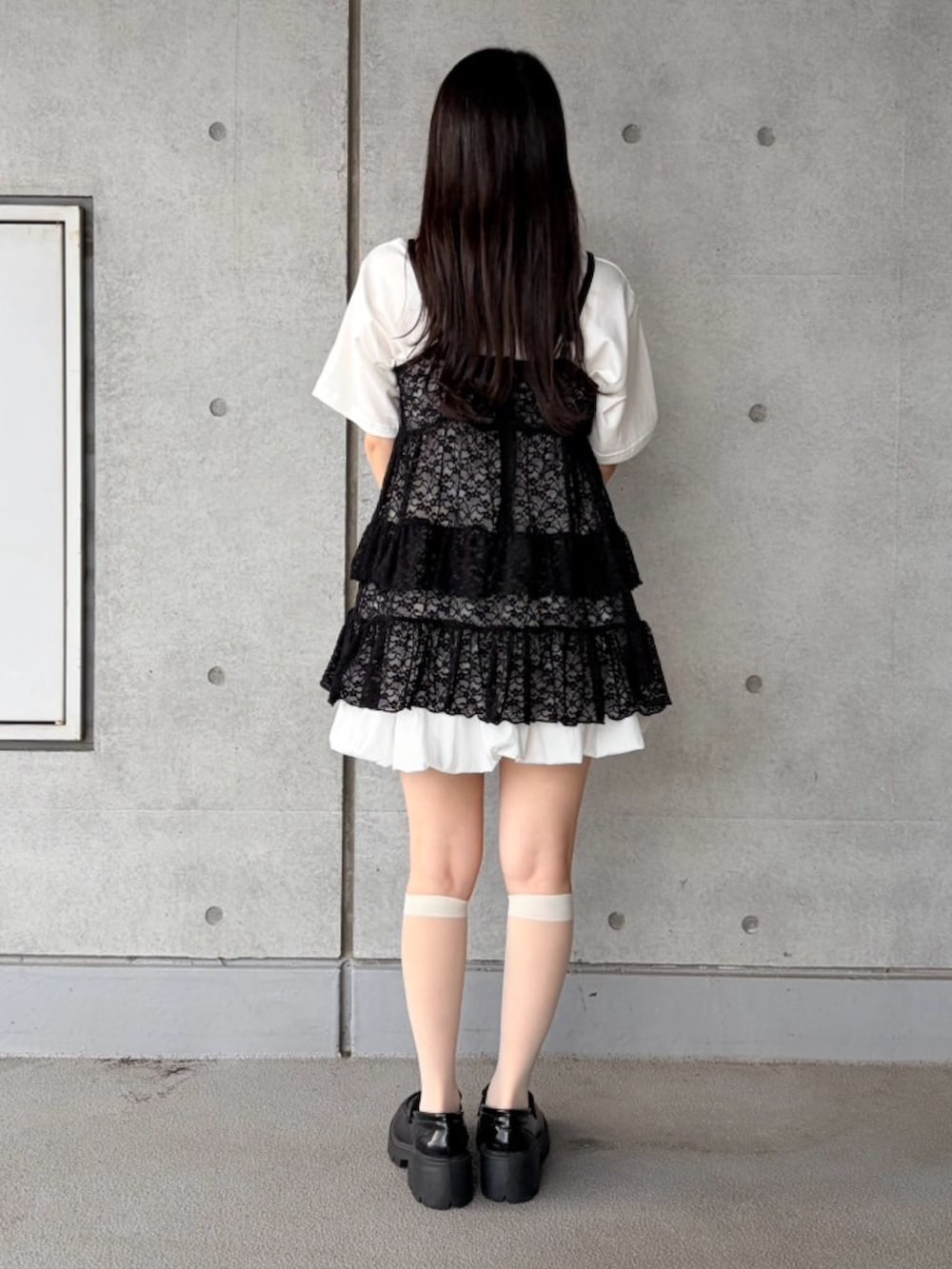 ブラック系のワンピース、ホワイト系のスカート、ホワイト系のTシャツ/カットソーを着用したレディースの夏コーディネートの4枚目の写真