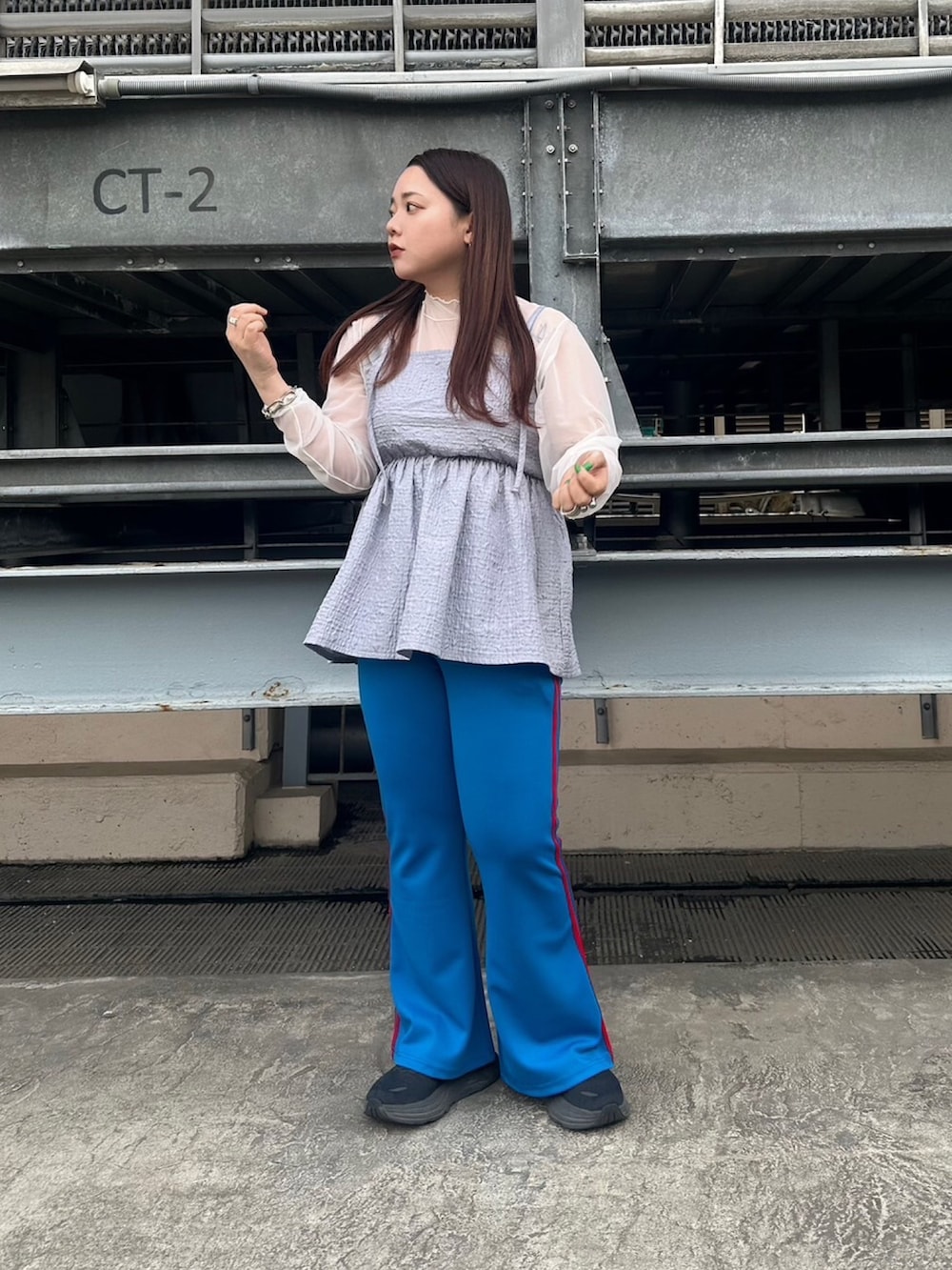 ホワイト系のTシャツ/カットソー、グレー系のキャミソール、ブルー系のその他パンツを着用したレディースの春コーディネートの4枚目の写真